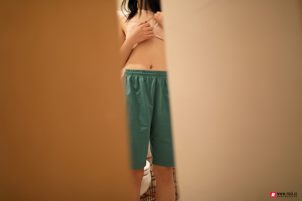 Rosimm第2315期_性感内衣美女居家厕所里脱短裤秀红色内裤撩人翘臀诱惑写真52P